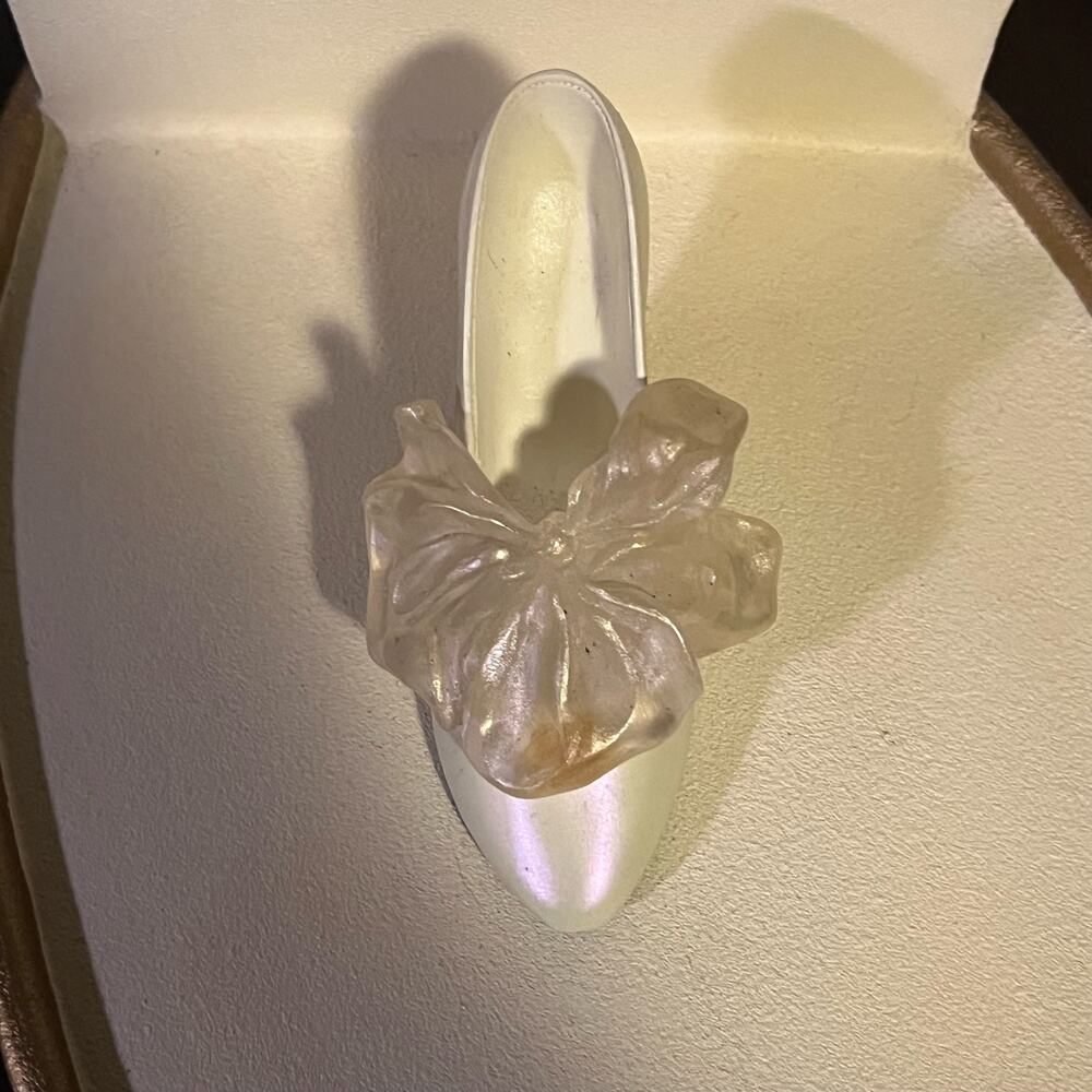 Just the Right Shoe Tying The Knot Raine Willits Design Collectible